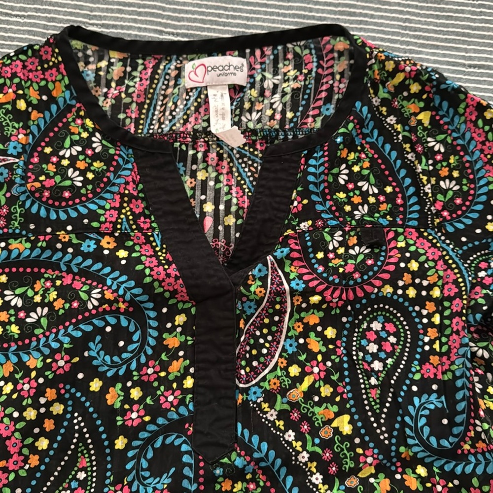Peaches scrub top size M